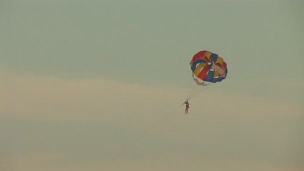 Gleitschirmfliegen am Himmel — Stockvideo