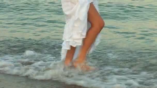 Woman in white dress walking on the waves — Stock Video