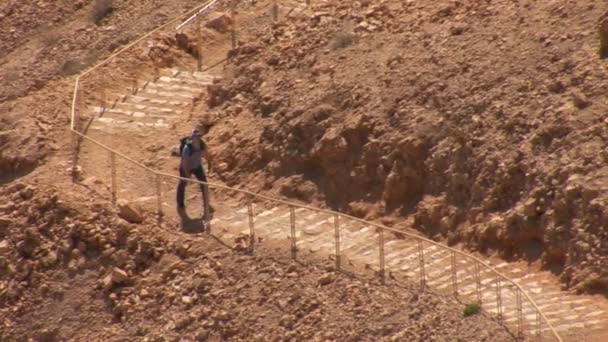 Subindo as escadas para a fortaleza Masada — Vídeo de Stock