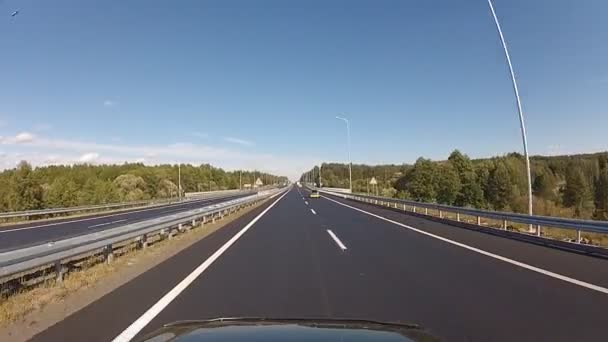 Montar en carretera — Vídeo de stock