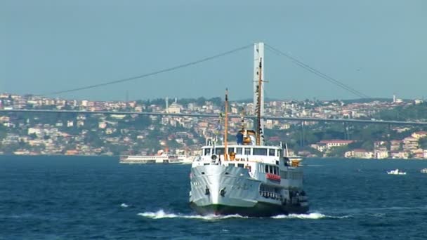 Bateaux à passagers naviguant sur le Bosphore — Video