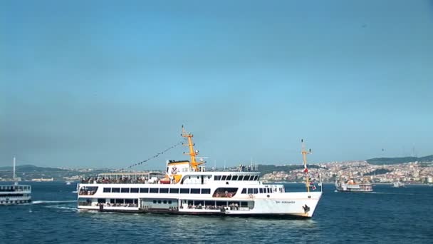 Passagiersschepen zeilen op de Bosporus — Stockvideo