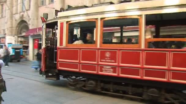 Oude tram rijdt in istanbul — Stockvideo