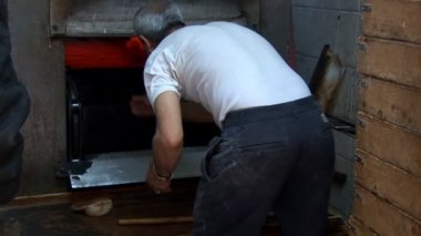 adam ekmek fırında pişiren