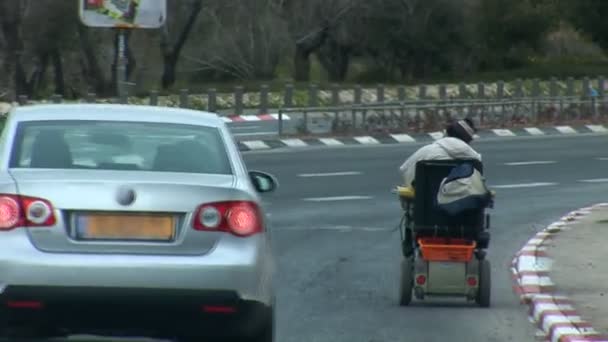 Rullstol rider på motorvägen — Stockvideo