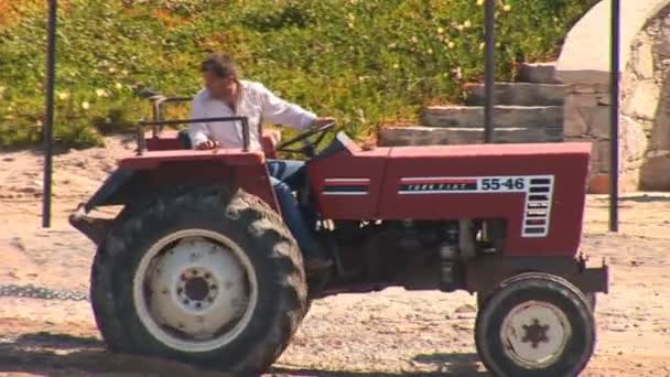 Tractor en la playa — Vídeos de Stock