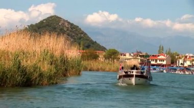 Nehirde yelkenli tekne