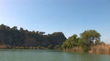 Nehirde yelkenli tekne