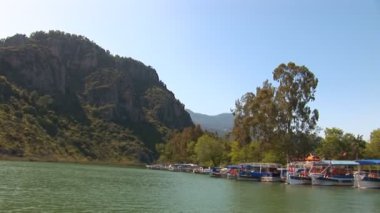 Nehirde yelkenli tekne