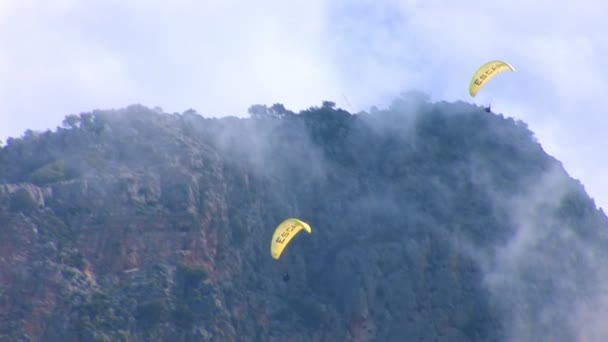Iki paraşütler uçan — Stok video