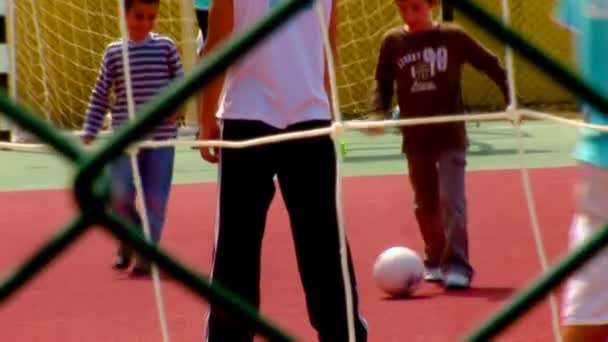 Jongens spelen voetbal — Stockvideo
