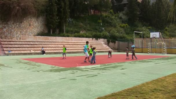 Los chicos juegan fútbol — Vídeo de stock