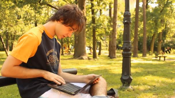 Νεαρός άνδρας με φορητό υπολογιστή — Αρχείο Βίντεο