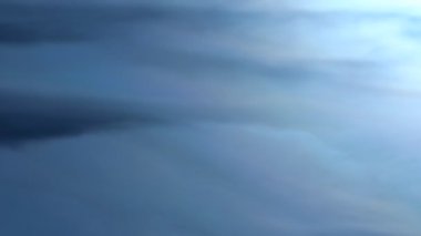 Beyaz Mavi gökyüzü karşı duman