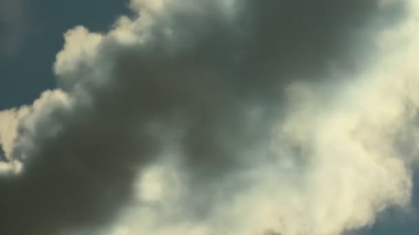 Fumée blanche contre un ciel bleu 