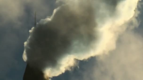 Humo copioso procedente del tubo de la caldera — Vídeo de stock