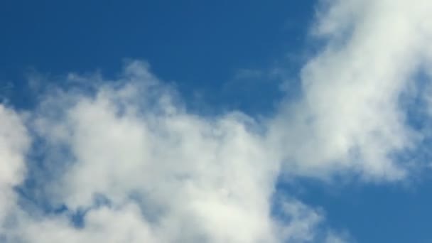 Weißer Rauch vor blauem Himmel — Stockvideo