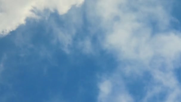 Weißer Rauch vor blauem Himmel — Stockvideo