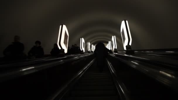 Эскалатор в метро — стоковое видео