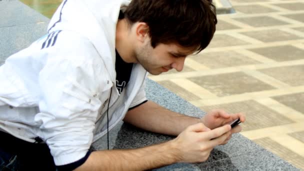Hombre joven usando Smartphone — Vídeos de Stock