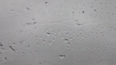 Araba ön cam üzerinde yağmur damlaları