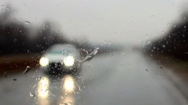 Araba ön cam üzerinde yağmur damlaları