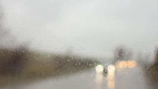 Araba ön cam üzerinde yağmur damlaları — Stok video