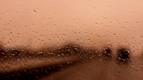 Krople deszczu na szybie samochodu — Wideo stockowe