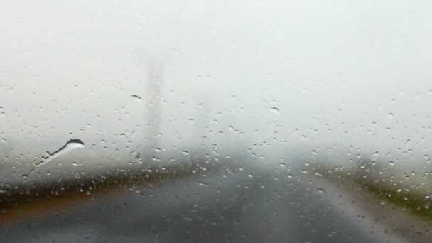 Esőcseppek a autó szélvédő — Stock videók