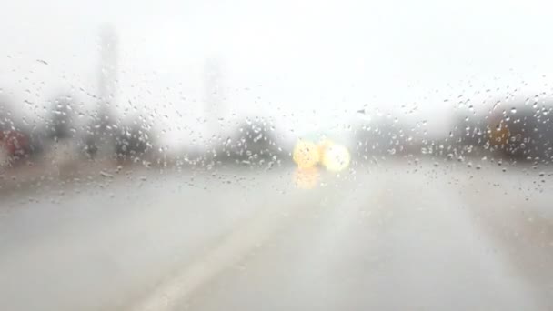 Gotas de chuva em um pára-brisas de carro — Vídeo de Stock