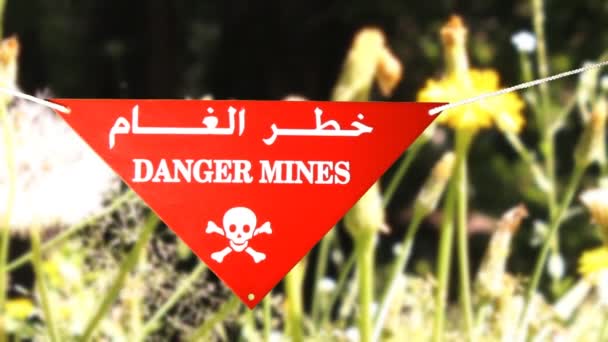 Panneau d'avertissement devant un champ de mines — Video