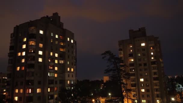 Fenster der nächtlichen Stadt — Stockvideo