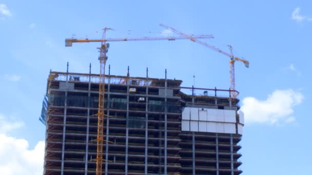 Construcción de un edificio de varios pisos — Vídeo de stock