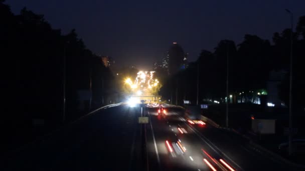 Ciężki ruch na autostradzie w nocy — Wideo stockowe