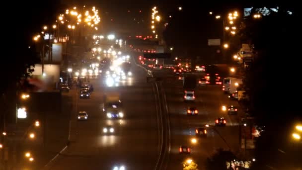 Zwaar verkeer op de snelweg bij nacht — Stockvideo