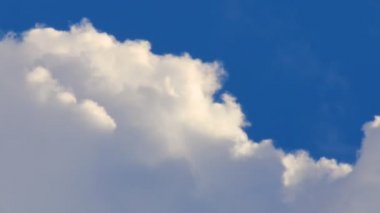 dönen beyaz bulutlar