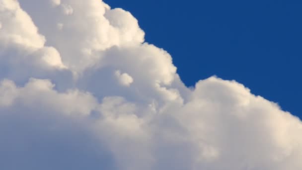 Περιστροφικές κινήσεις άσπρα σύννεφα — Αρχείο Βίντεο