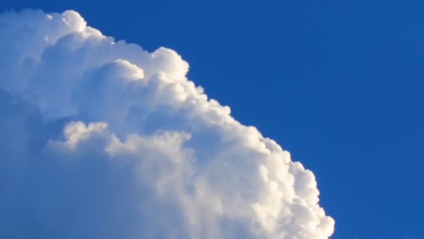 Кружащиеся белые облака — стоковое видео