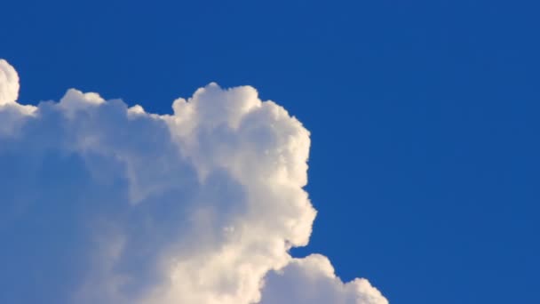 Nubes blancas arremolinadas — Vídeo de stock