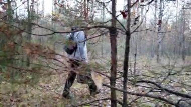 Sonbahar kızıl ormanlarında yürüyen adam.