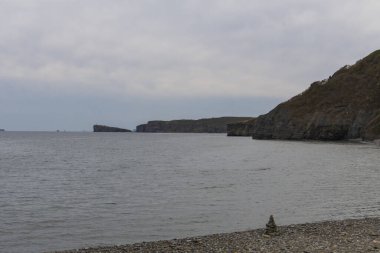 Deniz kıyısında kayalık bir sahil