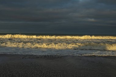 Denizde dalgalar deniz