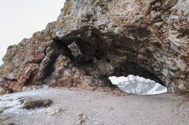 Deliklerden geçen kayalar