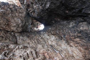 Deliklerden geçen kayalar