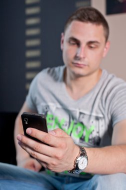 Cep telefonlu genç adam.