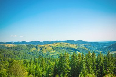 Pysanyj taşına giden dağların manzarası. Karpatlar.