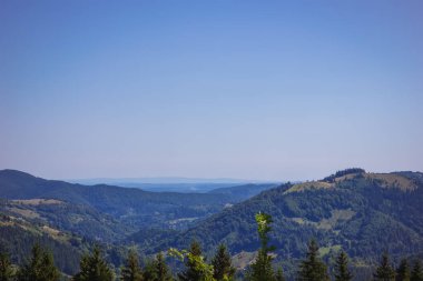 Pysanyj taşına giden dağların manzarası. Karpatlar.