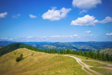 Pysanyj taşına giden yoldaki dağların manzarası
