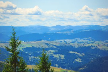 Kutsal Kitap Taşı 'na giden yoldaki dağlara bak.