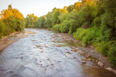 Yaz. Dağlarda nehir